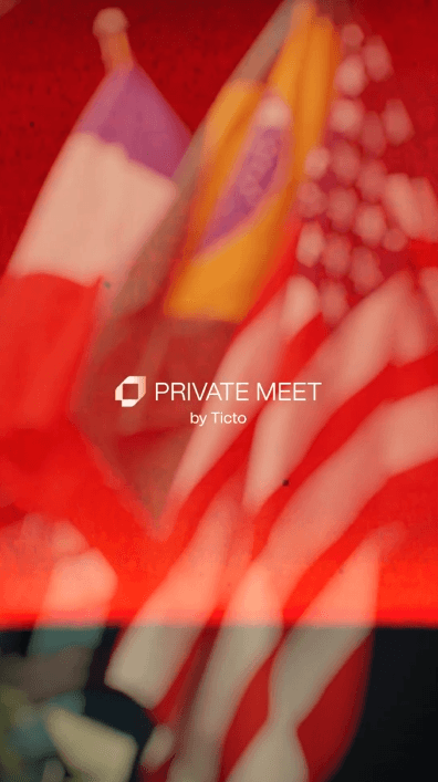 Bandeiras em tons vermelhos no material visual do Private Meet